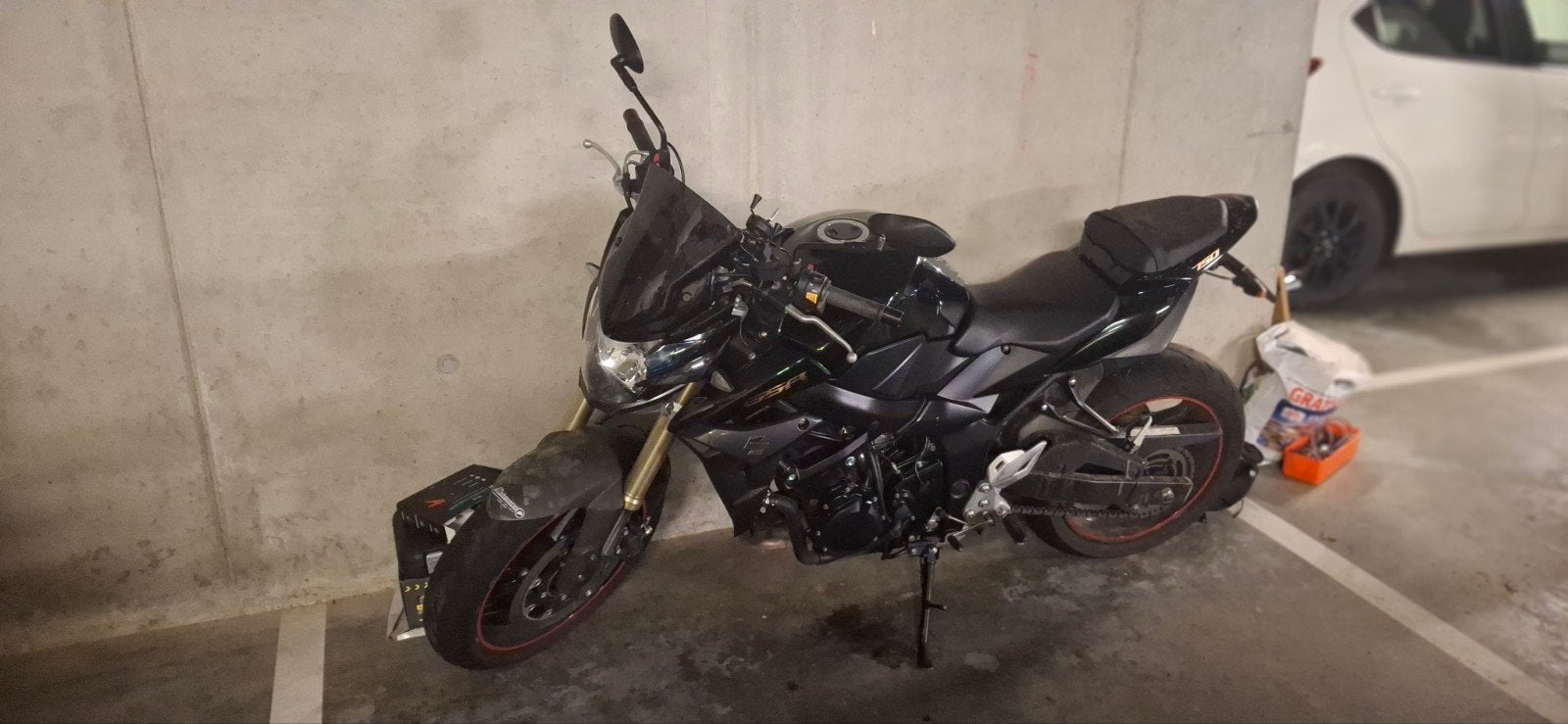 Suzuki GSR750, Motoren, Particulier
