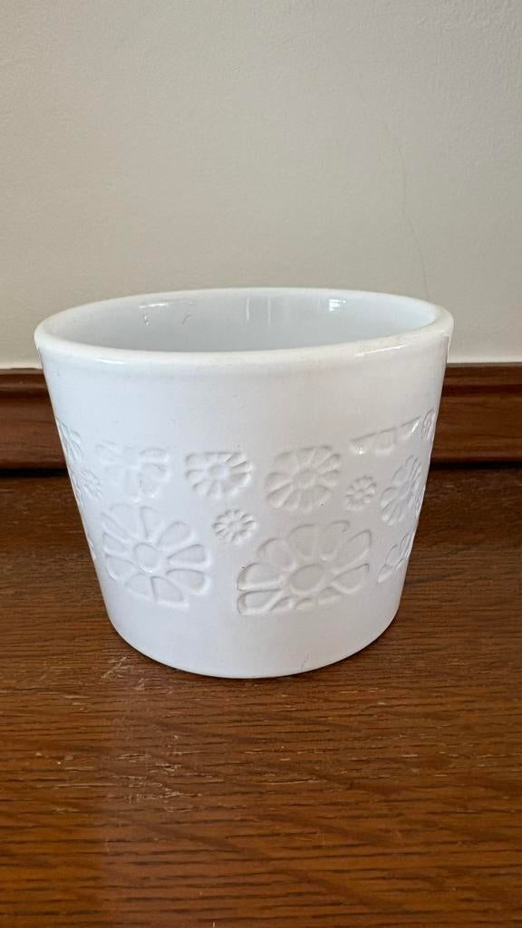 Witte caspot met bloempjes 12 diameter / 9,5 cm hoog, Ophalen, Zo goed als nieuw