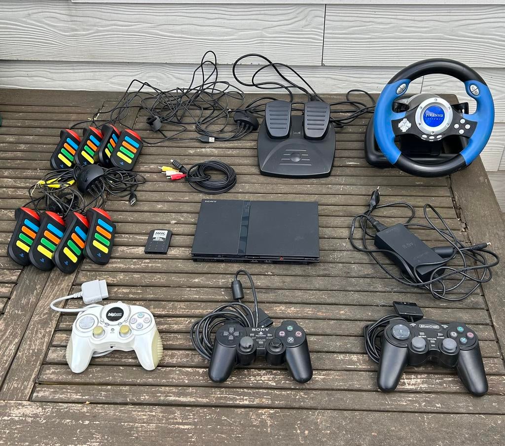 PlayStation 2 Slim + controllers + stuur + Buzz quiz set, Games en Spelcomputers, Ophalen, Zo goed als nieuw, Slim