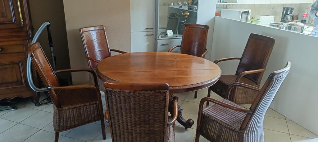 Franse antieke tafel, met antieke stoelen., Antiquités & Art, Antiquités | Meubles | Tables, Enlèvement