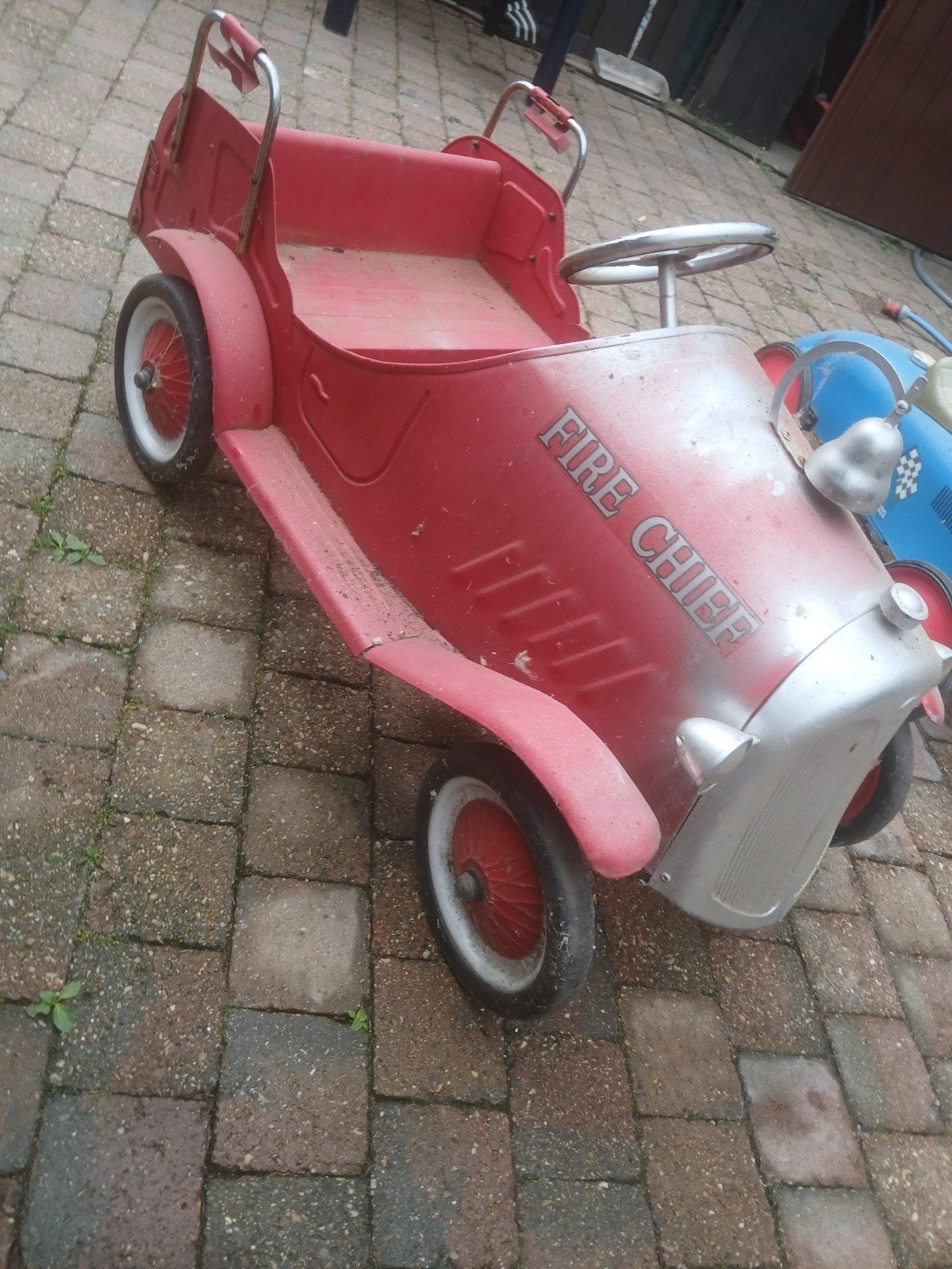 Vintage trapauto's: blauwe raceauto en rode brandweerauto, Ophalen