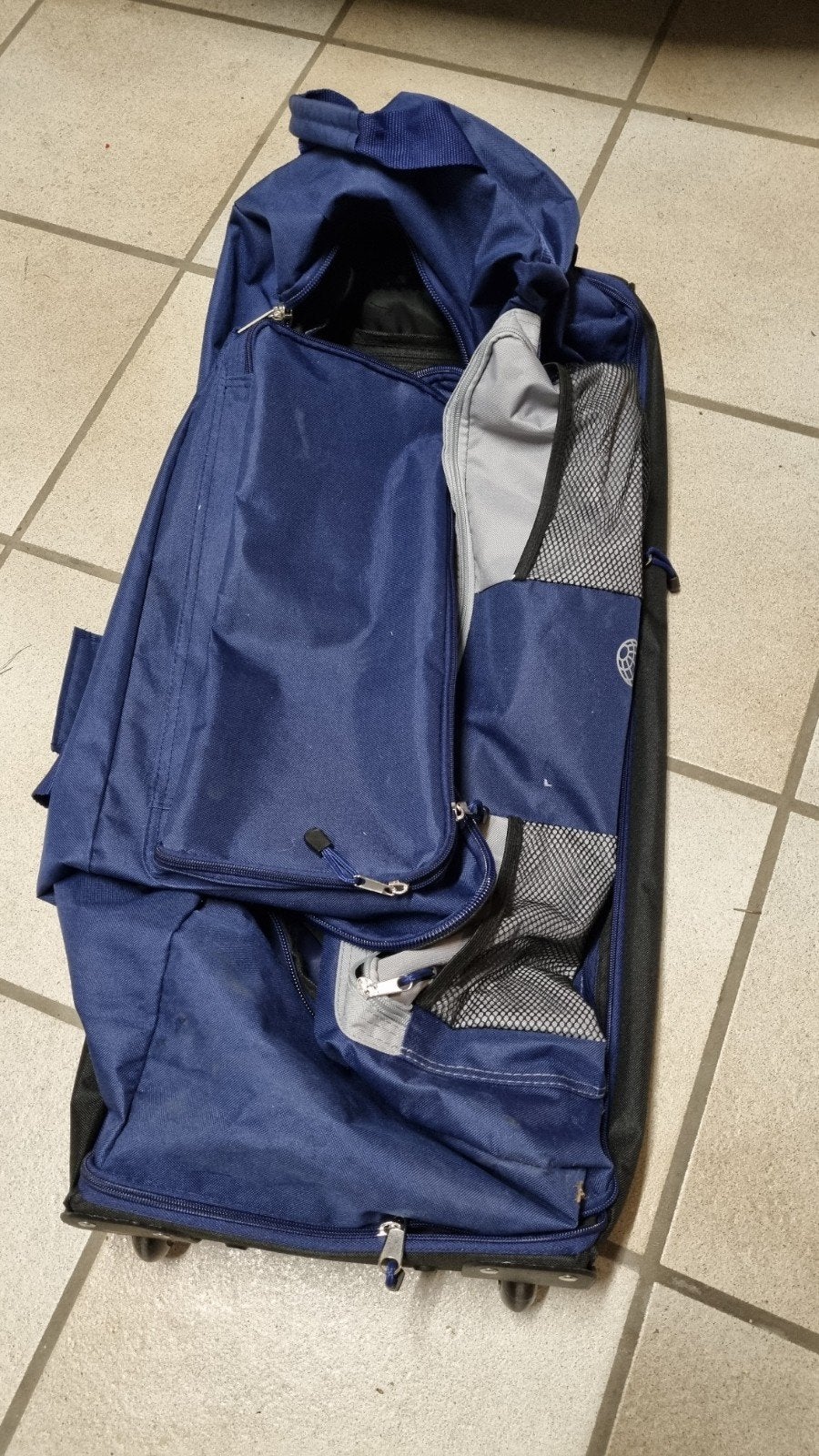 2 reistassen op wieltjes, Enlèvement, Roulettes