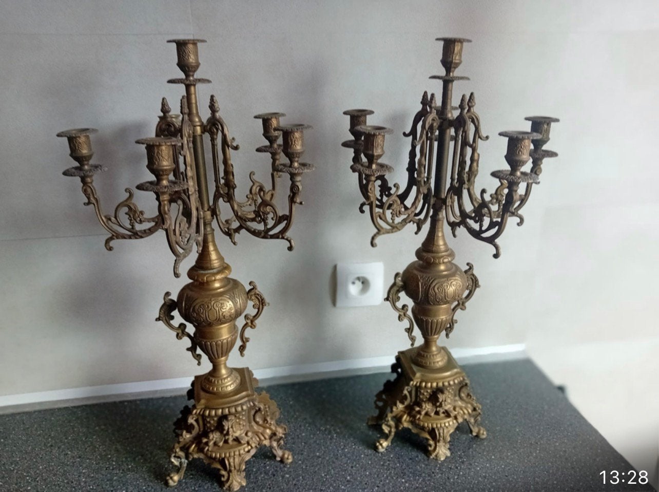 Paar grote bronzen kandelaars – 7-armig – 62 c, Ophalen
