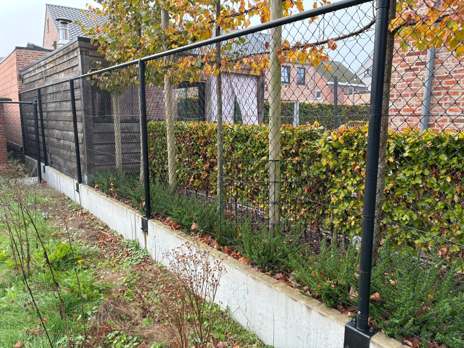 Bekaert draad 10m met bevestigingsvoeten betonnen keerwand, Tuin en Terras, Ophalen, Zo goed als nieuw