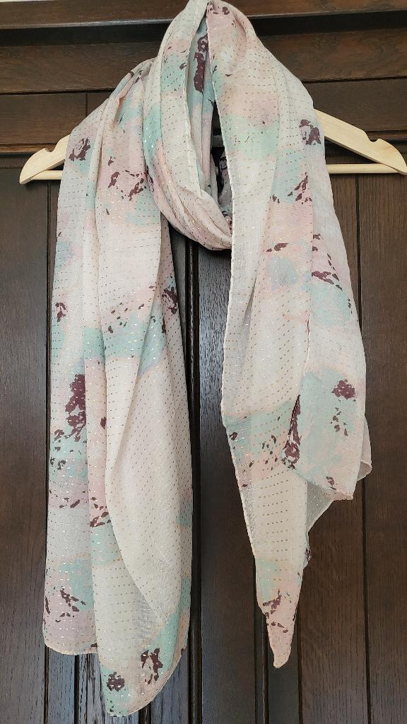 Écharpe à accents dorés, Veritas, Enlèvement ou Envoi, Porté, Écharpe