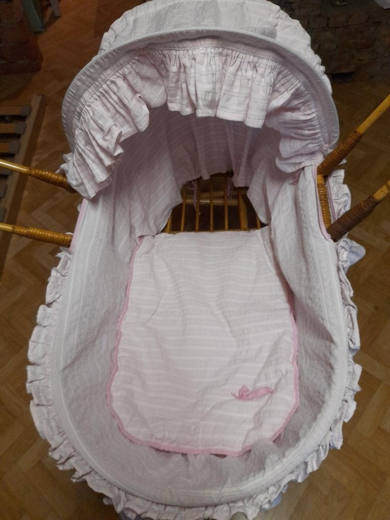 Draagbare babywieg in rotan + onderstel op wieltjes, Kinderen en Baby's, Ophalen, Zo goed als nieuw, Wieg