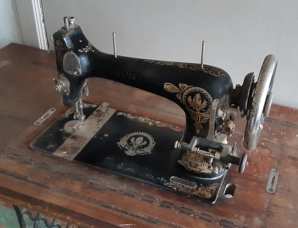 vintage naaimachine Le Lion, Antiek en Kunst, Antiek | Naaimachines, Ophalen