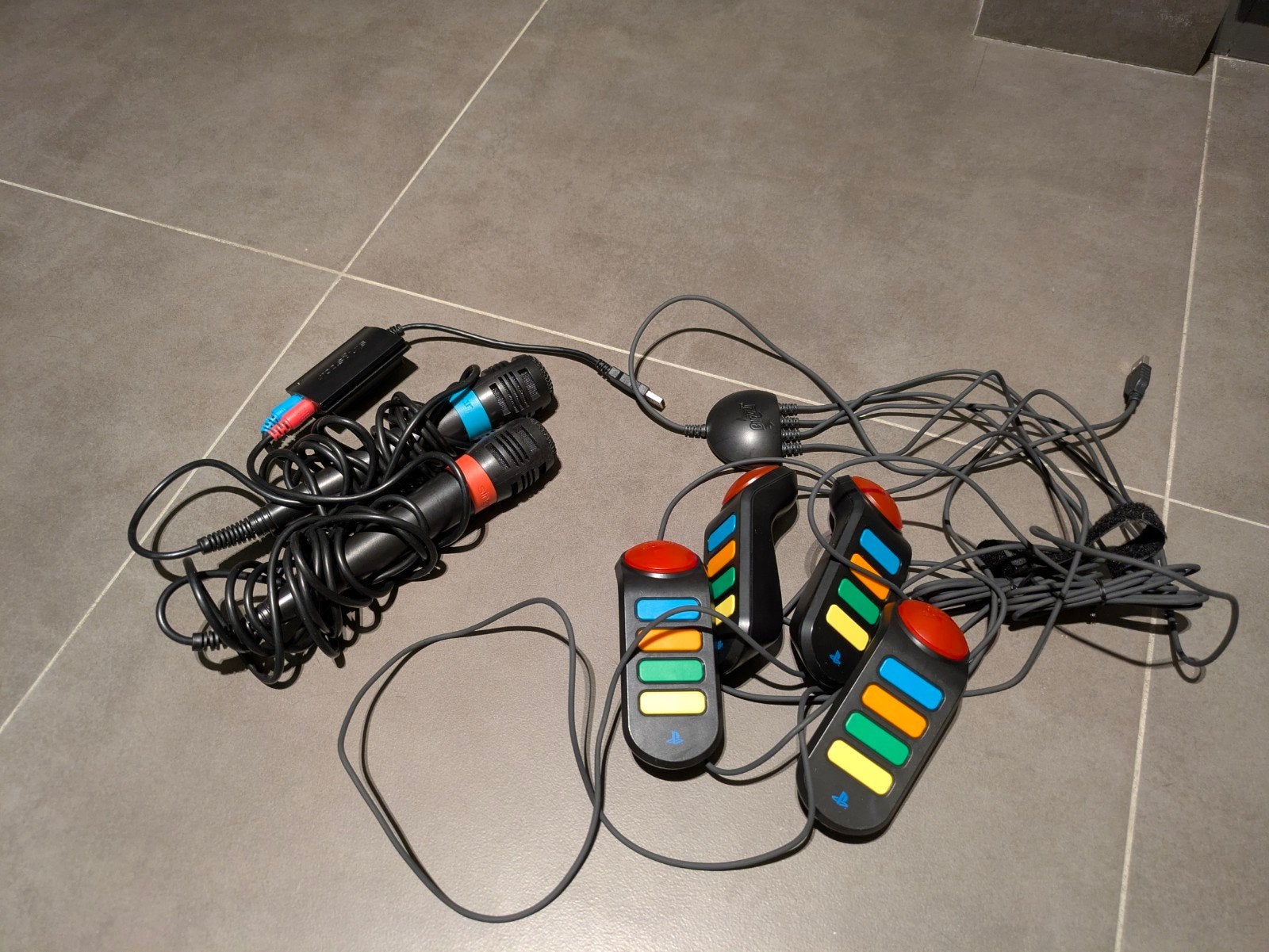 Ps 2 Singstar en Buzz controllers, Games en Spelcomputers, Games | Sony PlayStation 2, Ophalen