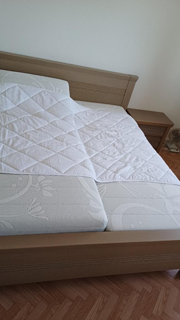 Lit + sommiers + tables de nuit + commode et miroir, Queen size, Beige, Comme neuf, Enlèvement