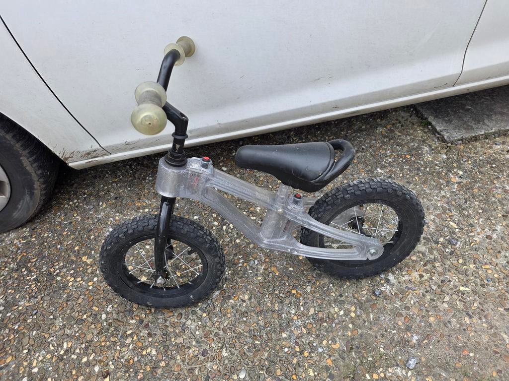 Type : Vélo d'équilibre pour enfants (sans pédales).

Caract