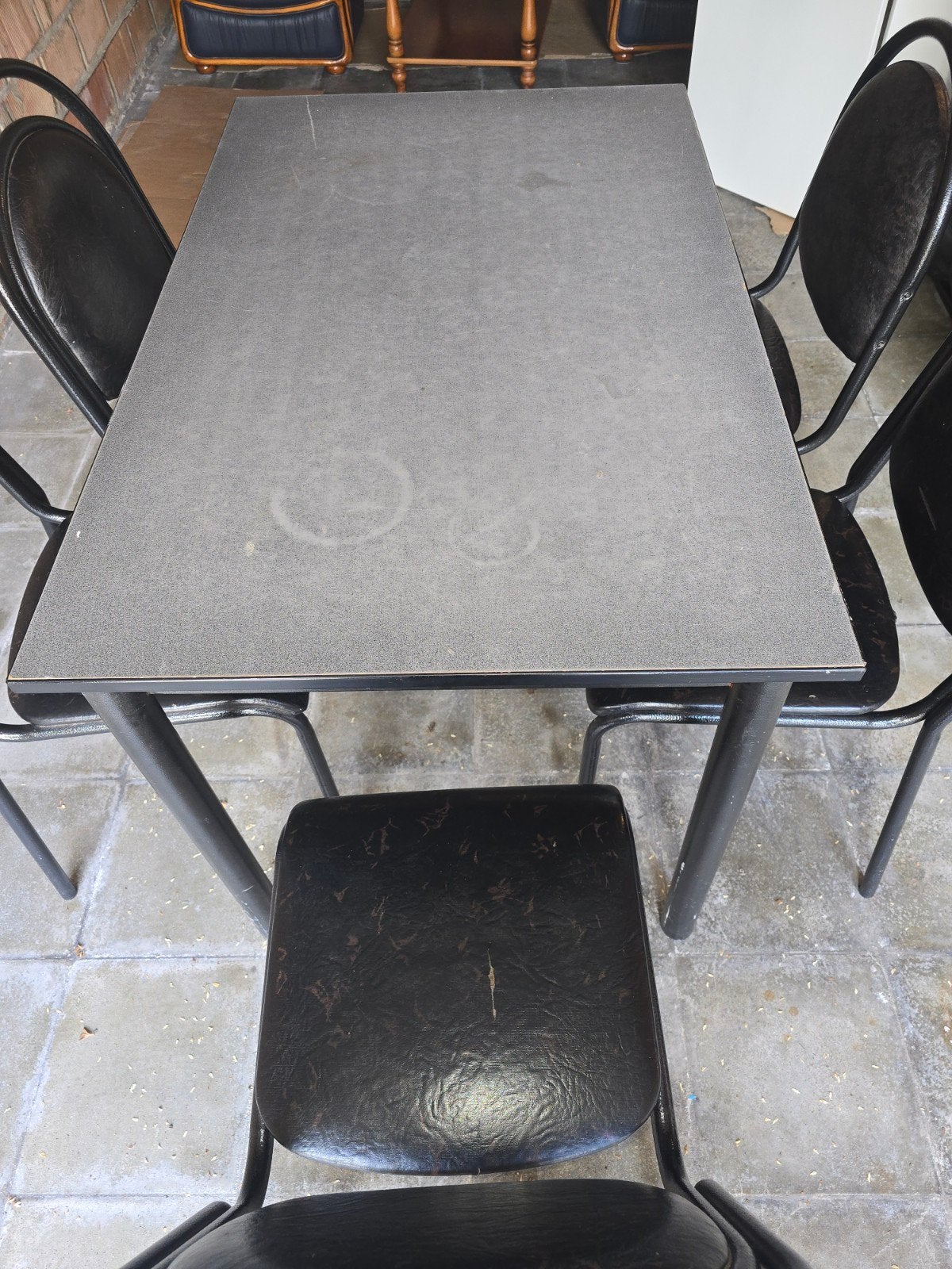 Keukentafel + 5 stoelen+ 2 zetels+ salontafel+ ing. koelkast, Ophalen