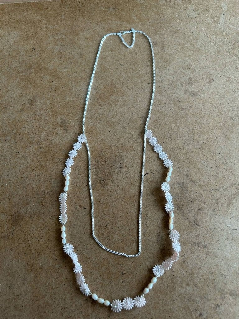 Collier avec fleurs roses, Handtassen en Accessoires, Kettingen, Ophalen, Zo goed als nieuw, Roze