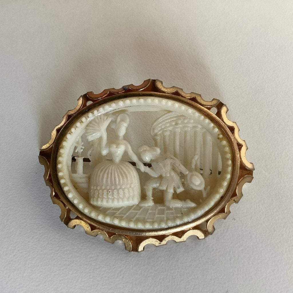 Broche vintage en celluloïd avec couple romantique, Enlèvement ou Envoi, Comme neuf, 4 à 7 cm, Cuivre
