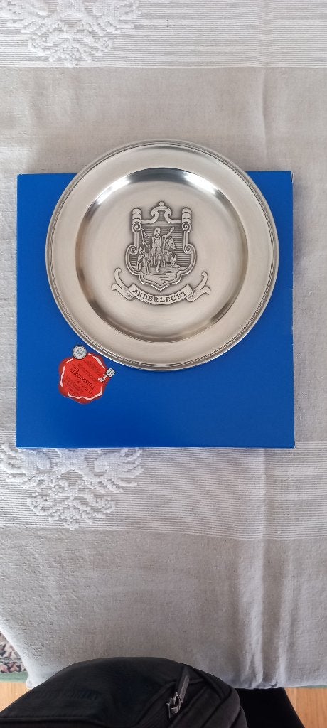 Plat en étain aux armoiries de la commune d'Anderlecht., Enlèvement