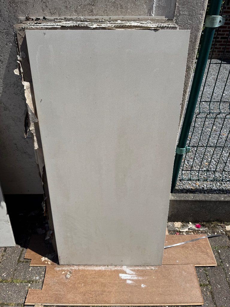 Buiten tegels, Ophalen