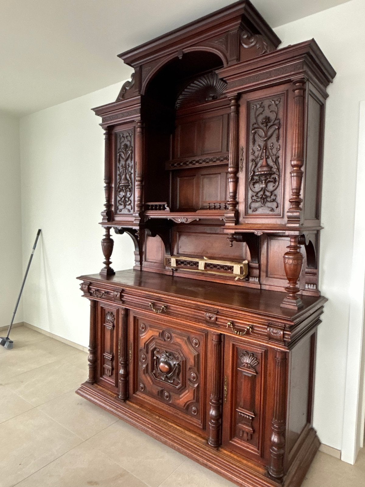 Meuble vintage range vaisselle néoRenaissance, Enlèvement