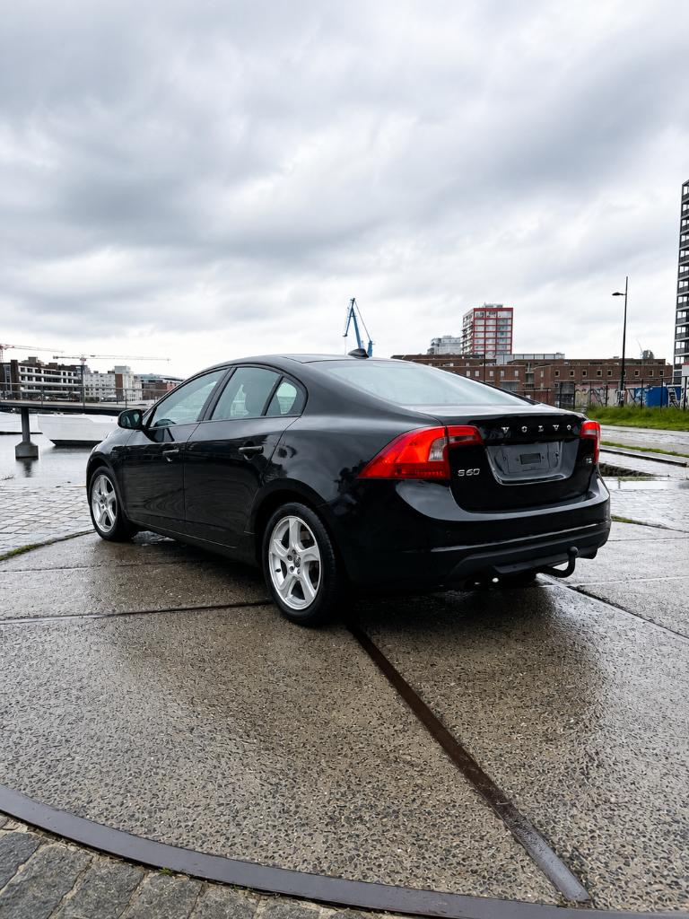 Volvo S60 1.6 Kinetic 4T Benzine Automaat (2011), Auto's, Zwart, S60, Zwart, 5 deurs