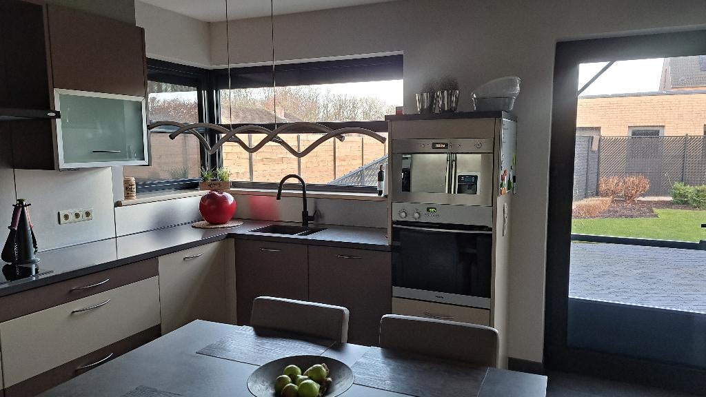 Moderne keuken met inbouwtoestellen, tafel en stoelen, Huis en Inrichting, Ophalen, Gebruikt, U-keuken, Crème