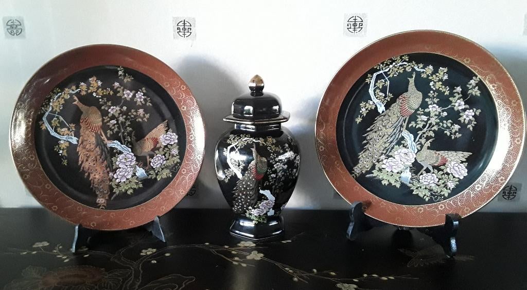 2 JAPANSE PORSELEINEN BORDEN OP STANDAARD MET POT, Envoi