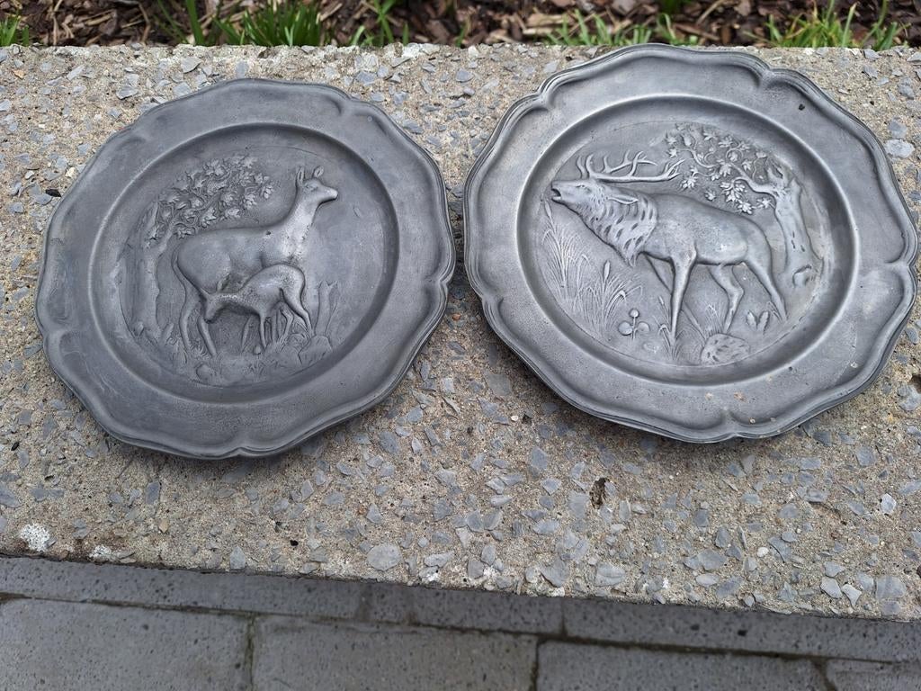2 plats en étain à motifs animaliers, Enlèvement