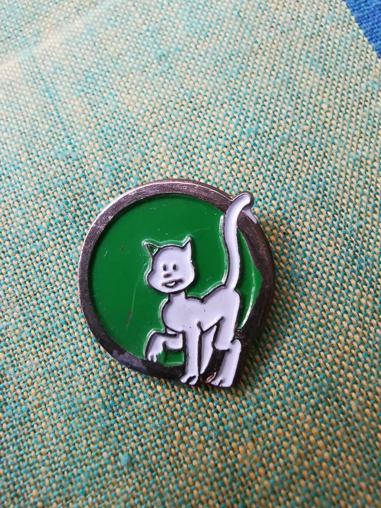 Pin kat. Metaal en emaille., Enlèvement ou Envoi, Comme neuf, Animal et Nature, Insigne ou Pin's