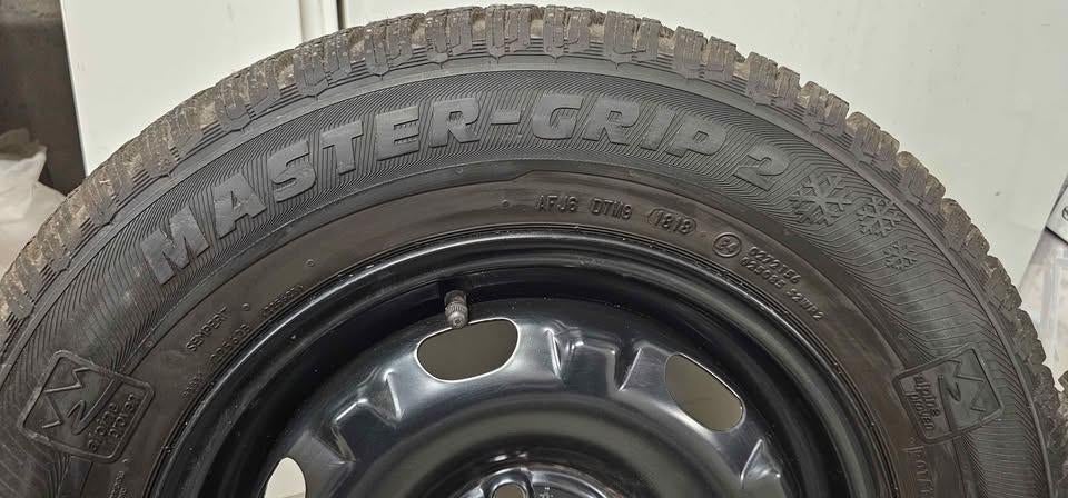 3 pneus neige sur jante Semperit Master Grip 2 185/70R14T, Autos : Pièces & Accessoires, Pneus & Jantes, Neuf, 14 pouces, Pneus hiver