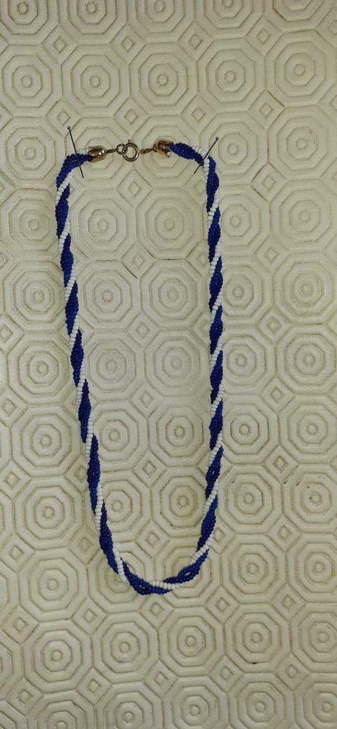 Collier fantaisie 3 rang blanc et bleu torsadé, Handtassen en Accessoires, Kettingen, Ophalen of Verzenden, Zo goed als nieuw