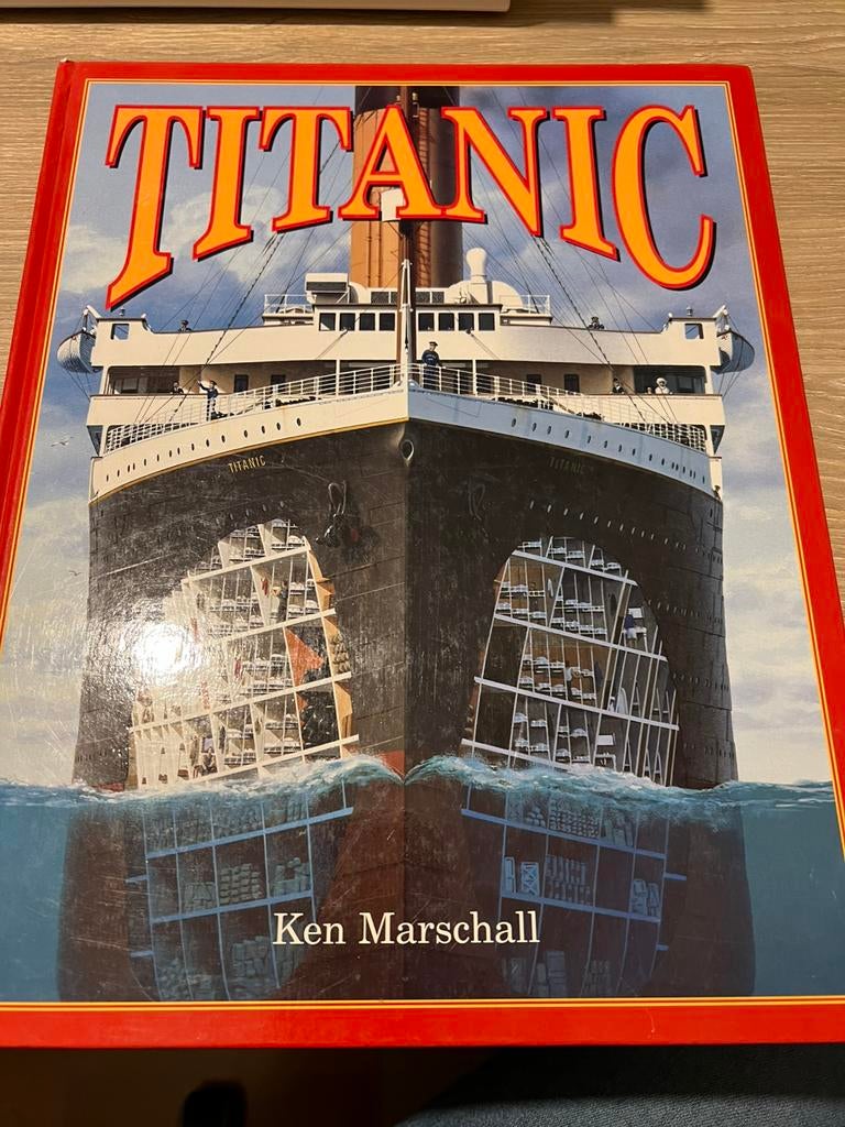 Titanic - een groot formaat boek, Boeken, Ophalen, Zo goed als nieuw