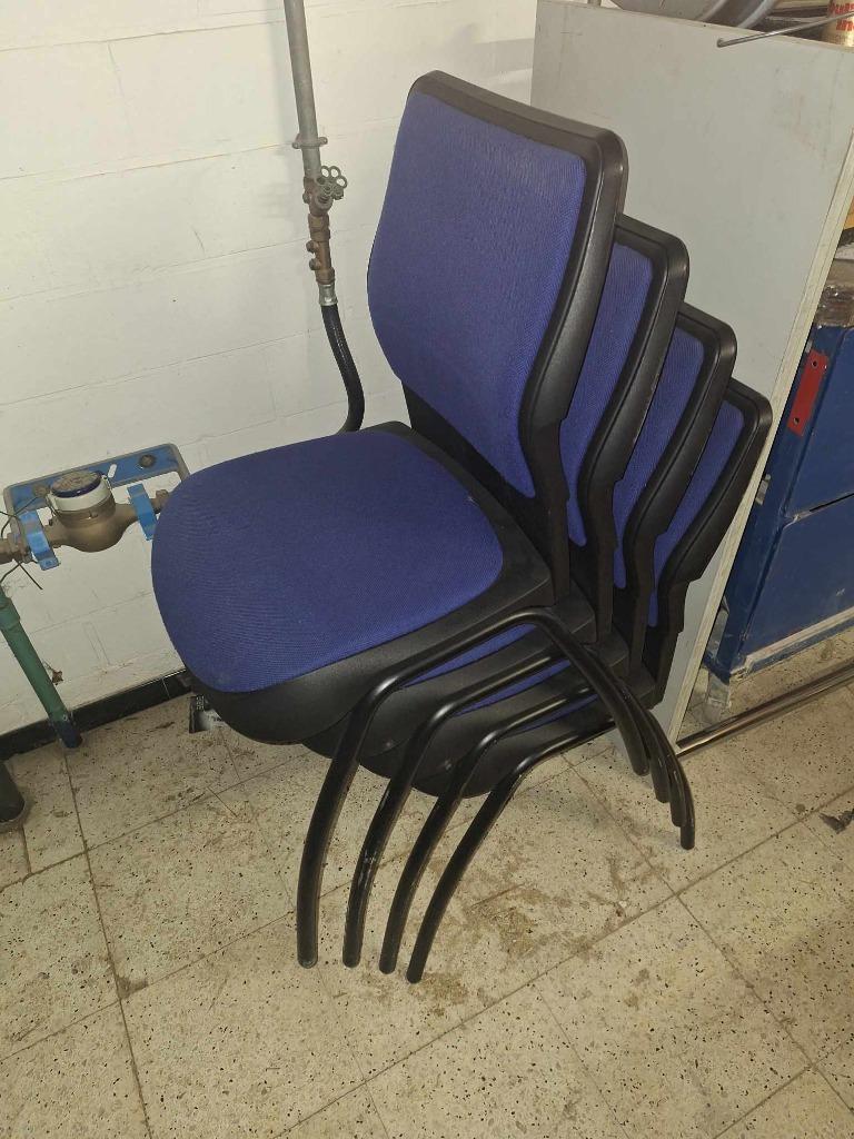 6 chaises empilables en très bon état !, Maison & Meubles, Chaises, Enlèvement, Métal, Bleu, Cinq, Six Chaises ou plus