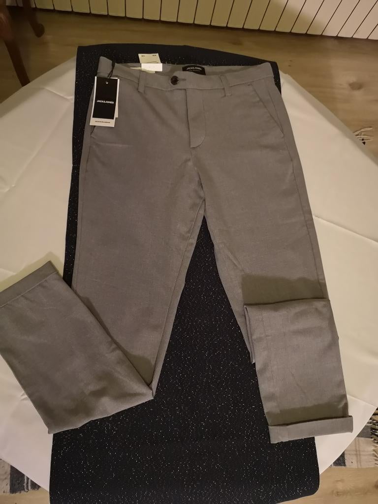 Mooie herenbroek Jack & Jones. Nieuw. Nooit gedragen !, Kleding | Heren, Broeken en Pantalons, Ophalen of Verzenden, Nieuw, Grijs