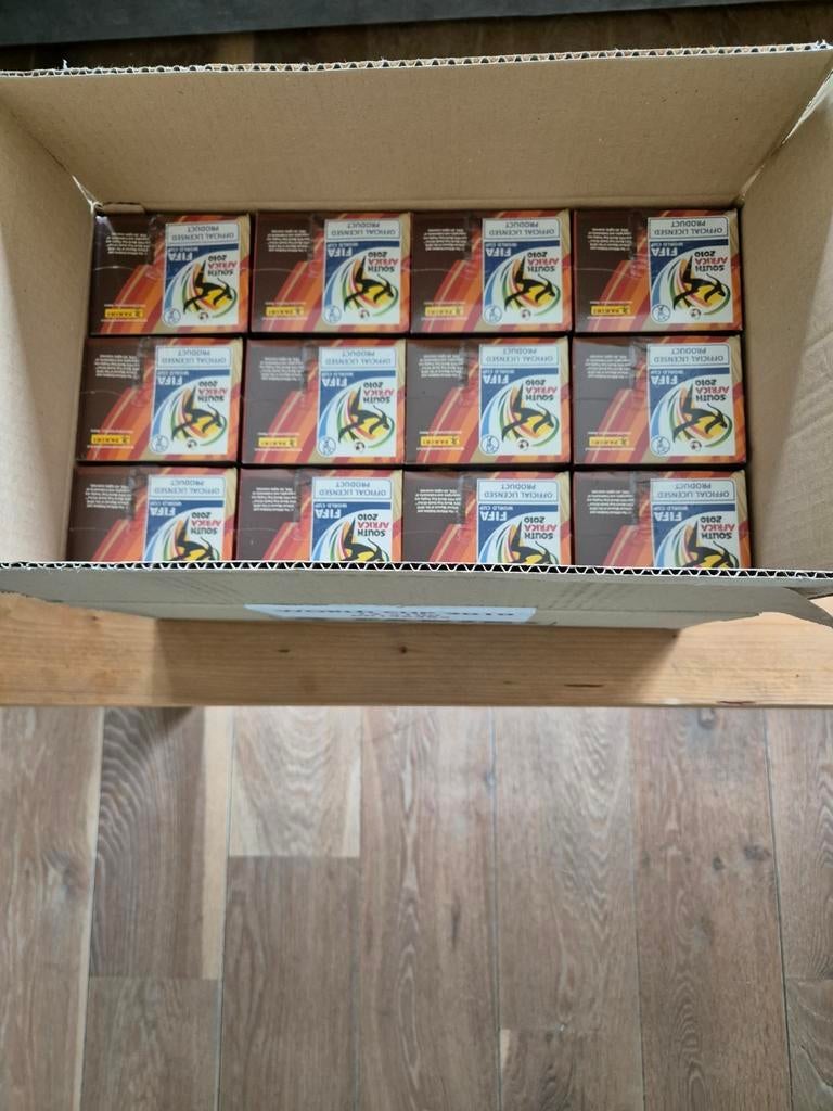 Panini World Cup 2010 WK WM ** Case met 12 Sealed Boxes MINT, Hobby en Vrije tijd, Ophalen of Verzenden, Nieuw, Meerdere stickers