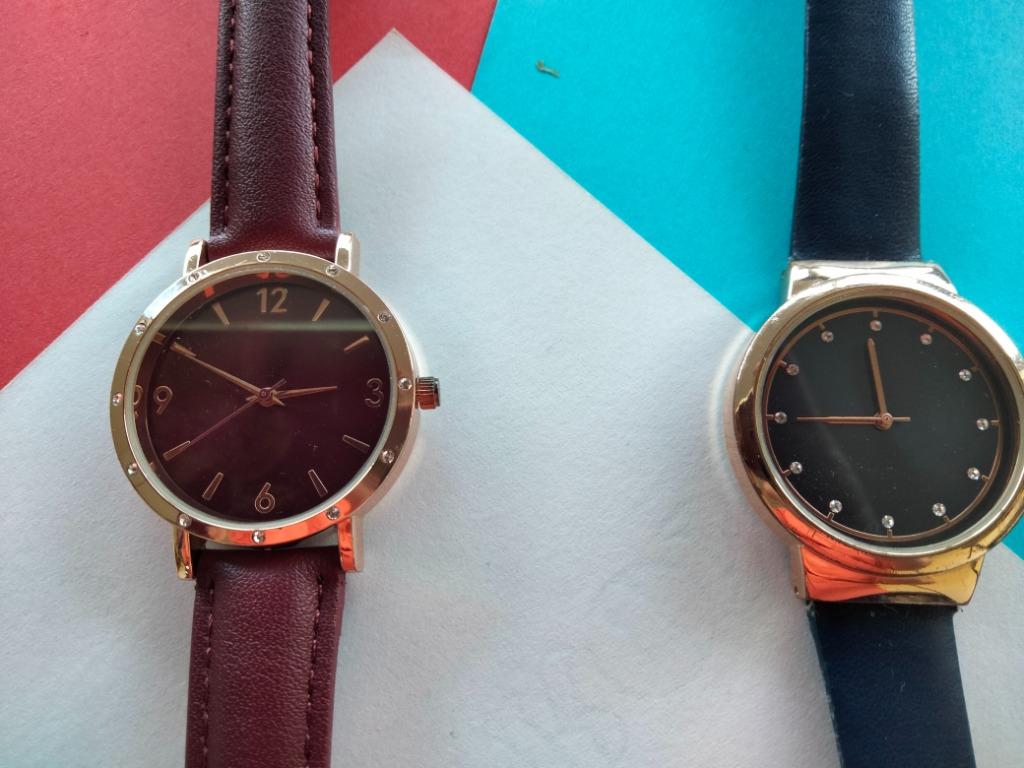 BORDEAUXRODE EN DONKERBLAUWE HORLOGES VAN 2 LBVYR, Kleding | Dames, LBVYR, Ophalen of Verzenden, Zo goed als nieuw