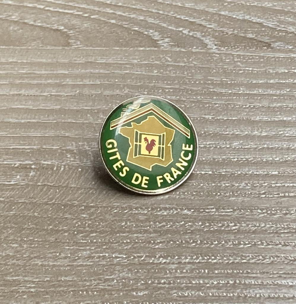 PIN - GITES DE FRANCE, Envoi, Utilisé, Autres sujets/thèmes, Insigne ou Pin's