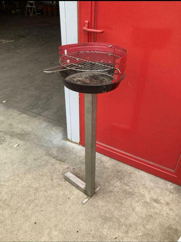 Kleine bbq op rvs voet barbecue, Ophalen