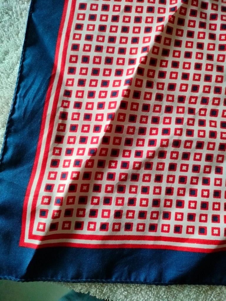 sjaal nylon rood blauw wit vierkantjes ruitjes, Enlèvement ou Envoi, Comme neuf, Écharpe
