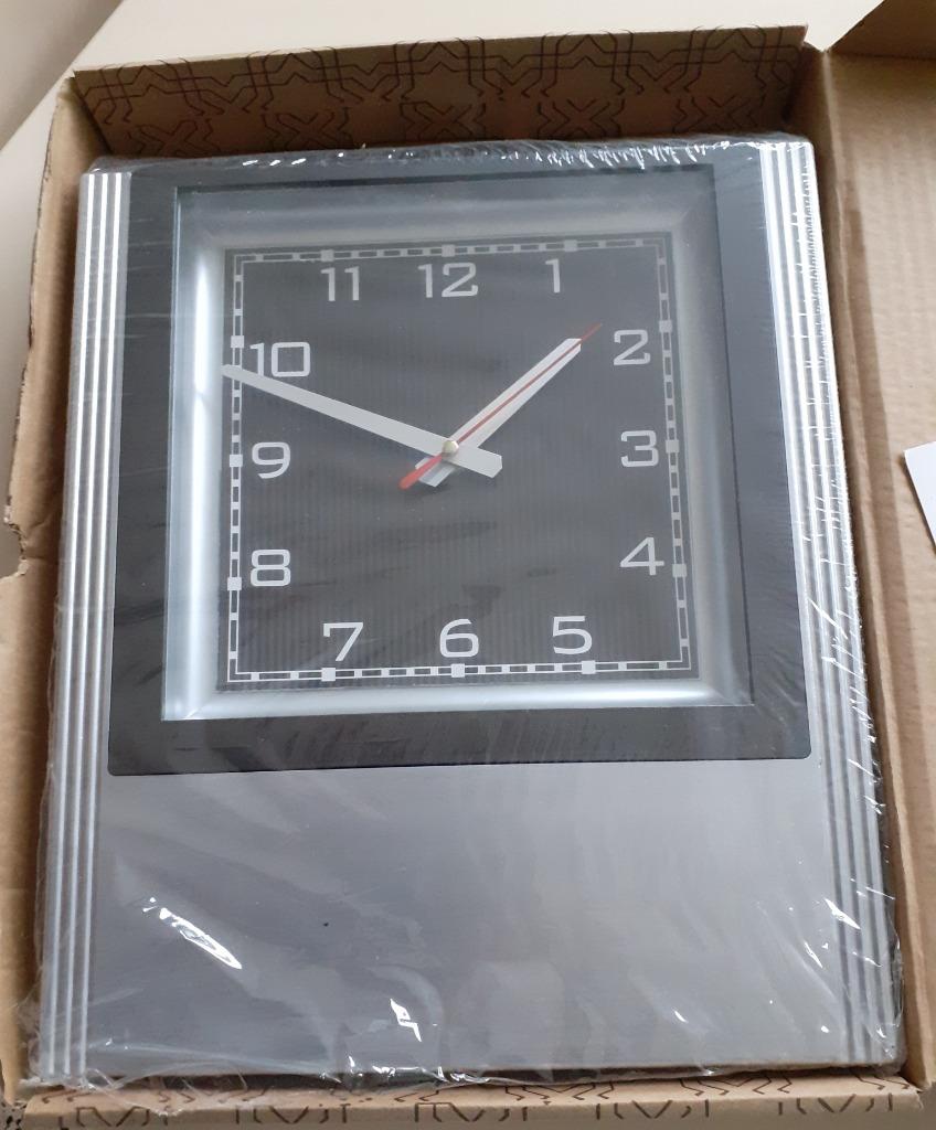 URGENT NEUVE horloge murale design dans sa boîte, Maison & Meubles, Accessoires pour la Maison | Horloges, Enlèvement ou Envoi