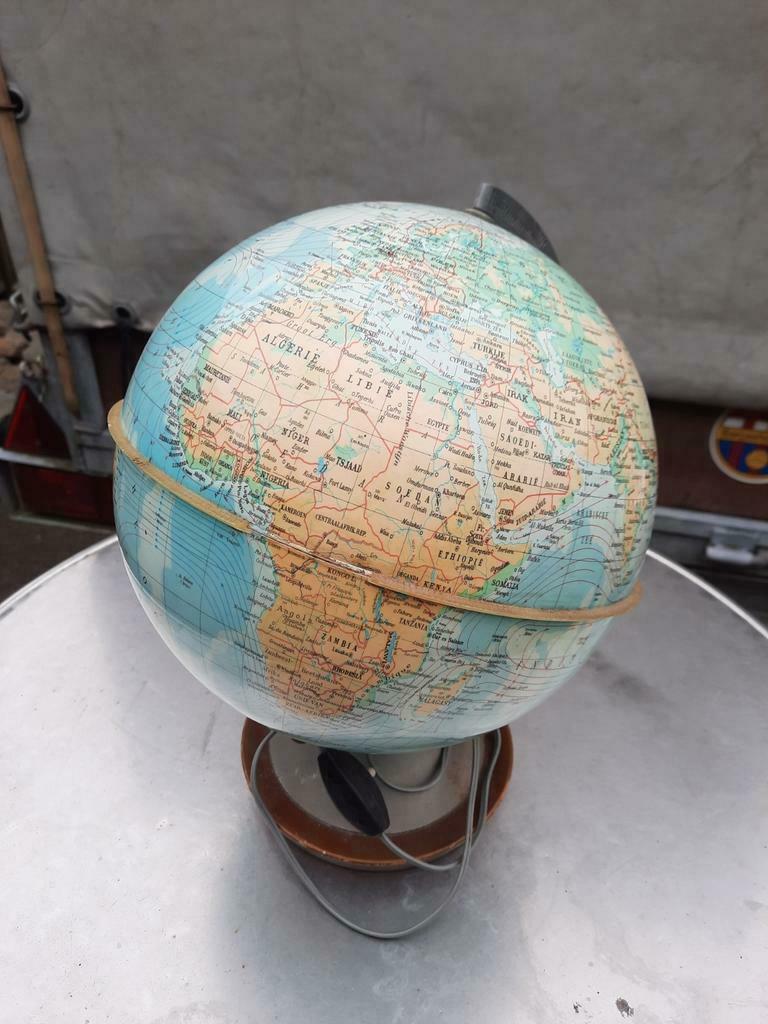 Wereldbol  , oude , 28 euro ., Ophalen of Verzenden