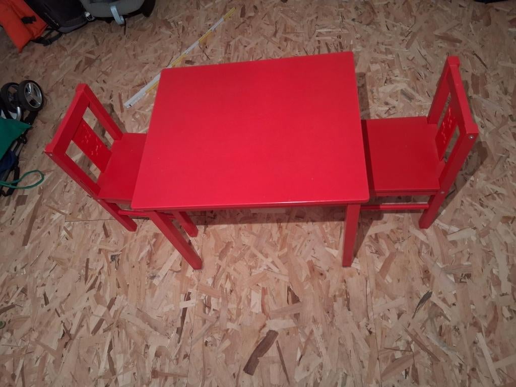 IKEA kindertafel en 2 stoelen ROOD, Kinderen en Baby's, Kinderkamer | Tafels en Stoelen, Ophalen, Gebruikt, Tafel(s) en Stoel(en)