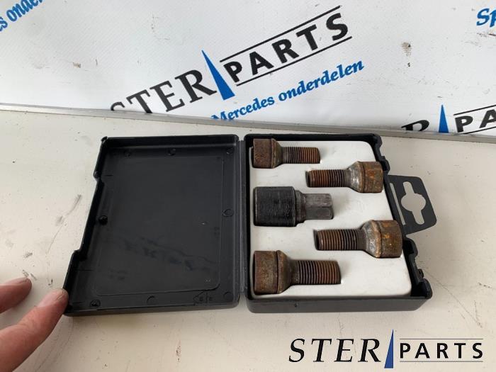 Kit boulons de roue d'un Mercedes C-Klasse, Enlèvement ou Envoi, 3 mois de garantie, Utilisé, Mercedes-Benz