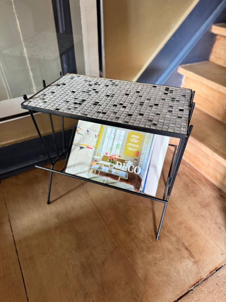 Porte-journaux en mosaïque, Enlèvement