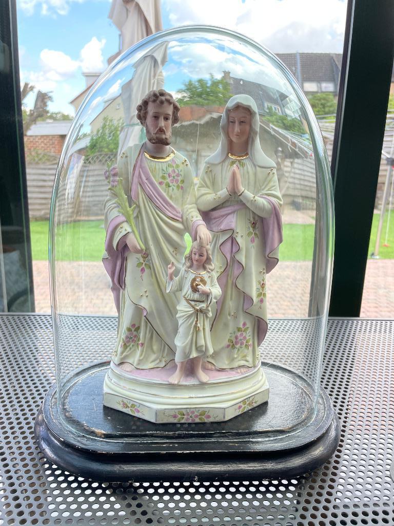 Devotioneel beeld van de Heilige Familie, Ophalen