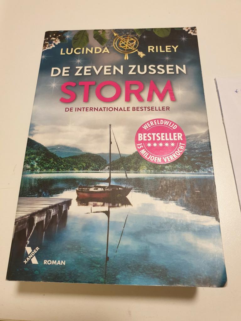 Lucinda Riley - Storm DEEL 2 de zeven zussen 13e druk 2019, Boeken, Ophalen of Verzenden, Gelezen, Lucinda Riley