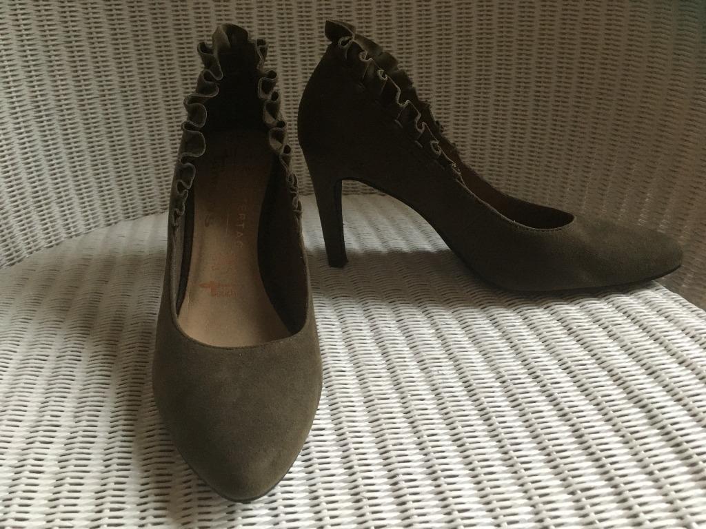 Tamaris mosgroene (khaki) daim pumps - 39, Kleding | Dames, Schoenen, Zo goed als nieuw, Pumps, Groen, Ophalen of Verzenden