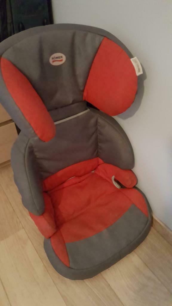 Siège auto rehausseur Romer rouge & gris 15 à 36kg. Bon état