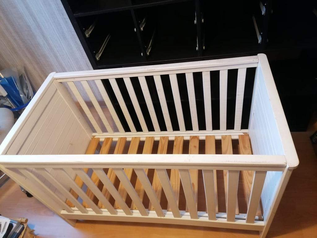Babybed wit in 3 hoogtes verstelbaar reeds gedemonteerd, Kinderen en Baby's, Babywiegjes en Ledikanten, Ophalen, Gebruikt
