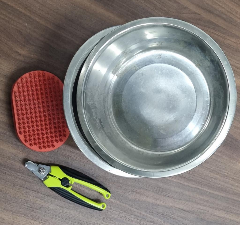 Abreuvoir et nourriture pour chiens, peigne et coupe-ongles, Enlèvement ou Envoi