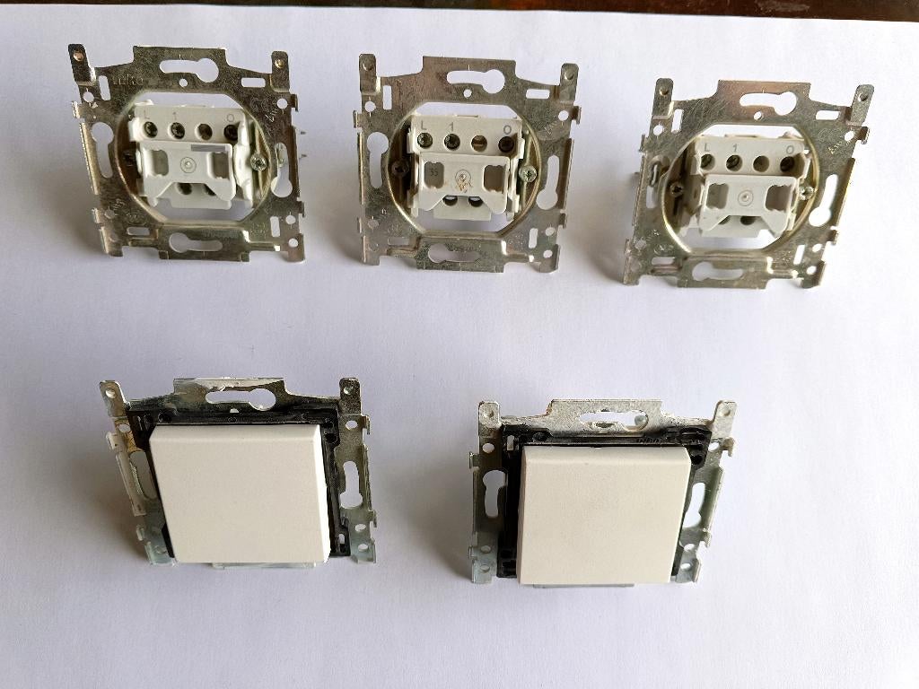 Niko drukknop assortiment met LED en afdekplaat, Doe-het-zelf en Bouw, Elektriciteit en Kabels, Zo goed als nieuw, Schakelaar