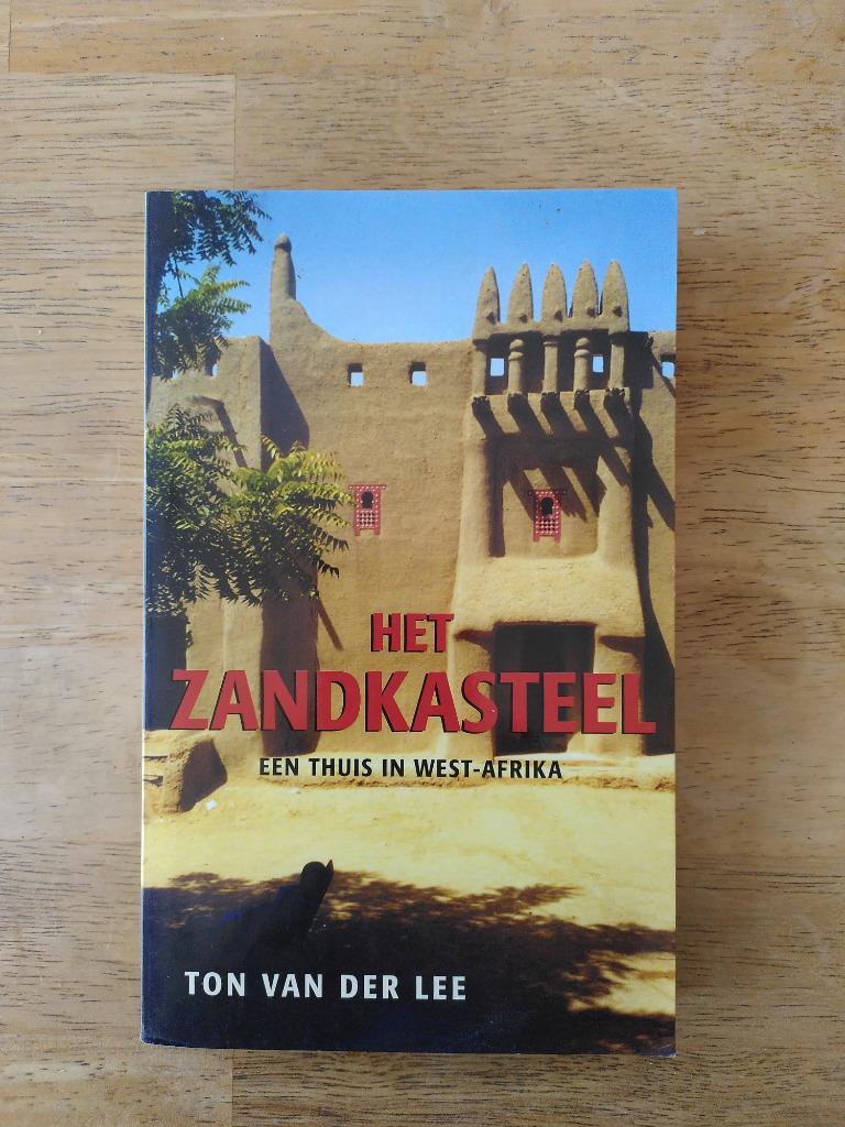 Ton van der Lee - Het Zandkasteel, Boeken, Reisverhalen, Ophalen of Verzenden, Gelezen, Ton van der Lee, Afrika