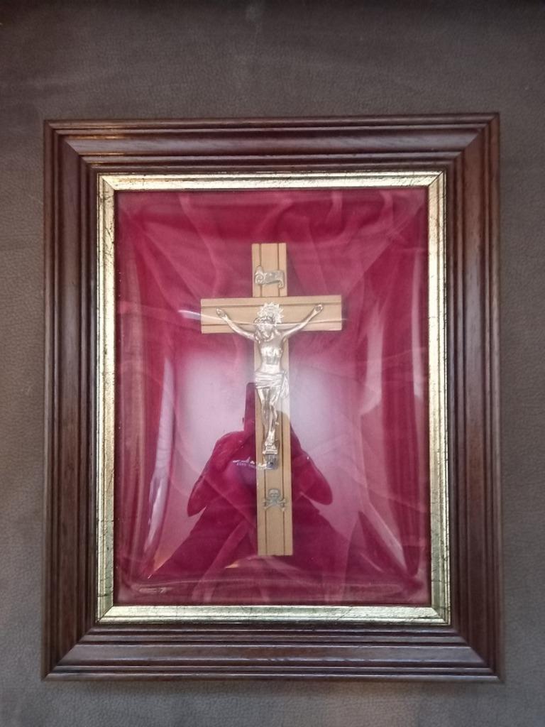 Crucifix achter glas, Ophalen