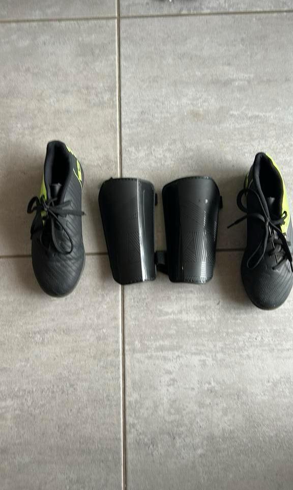 Voetbalschoenen voor kinderen maat 35, Sport en Fitness, Voetbal, Ophalen, Zo goed als nieuw, Schoenen